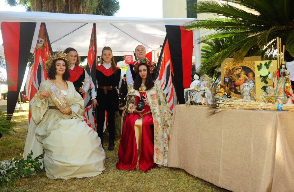 Rievocazioni storiche con costumi d’epoca durante la festa tradizionale di 'Pane e olio' a Velletri.