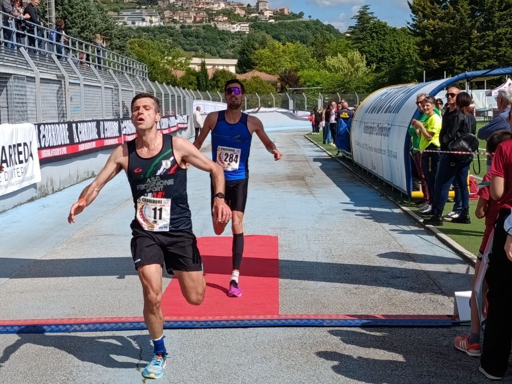 Atleti in gara al Trofeo Sant’Ambrogio 2025 a Ferentino con i Top Runners Castelli Romani durante una corsa podistica su strada