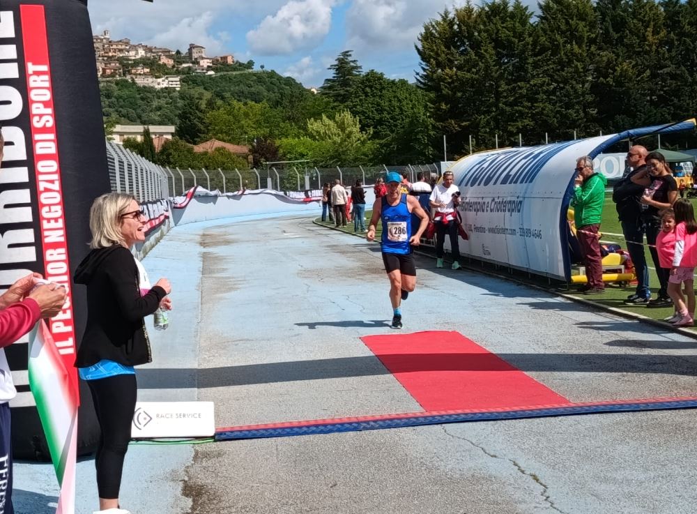 Atleti in gara al Trofeo Sant’Ambrogio 2025 a Ferentino con i Top Runners Castelli Romani durante una corsa podistica su strada