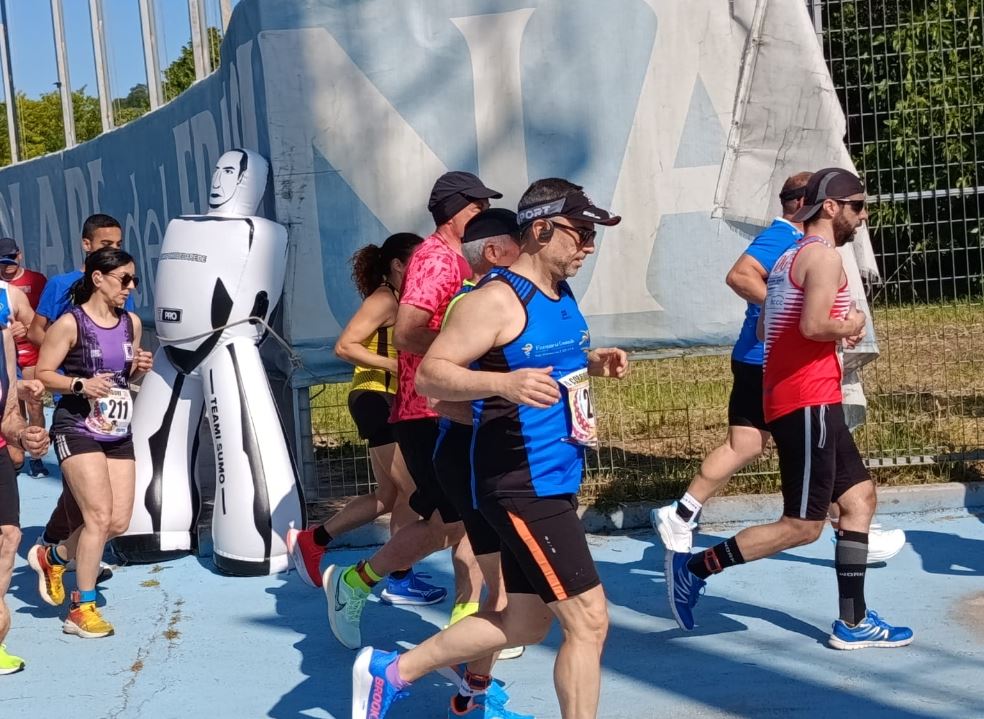 Atleti in gara al Trofeo Sant’Ambrogio 2025 a Ferentino con i Top Runners Castelli Romani durante una corsa podistica su strada