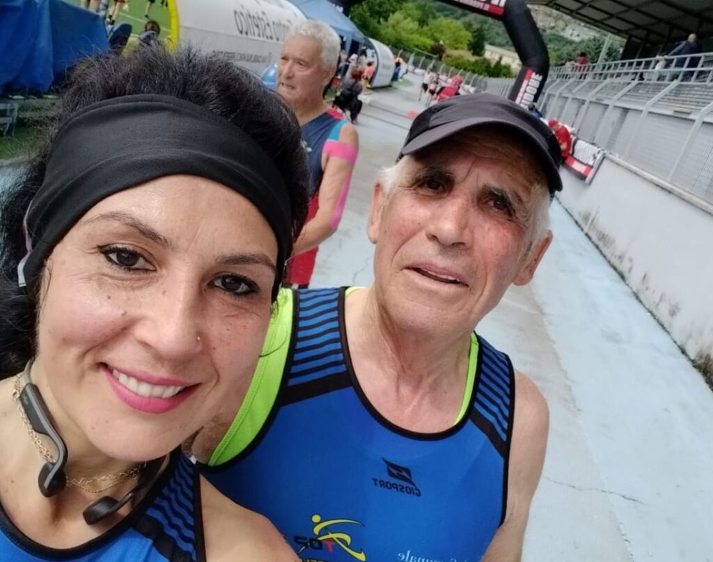 Atleti in gara al Trofeo Sant’Ambrogio 2025 a Ferentino con i Top Runners Castelli Romani durante una corsa podistica su strada