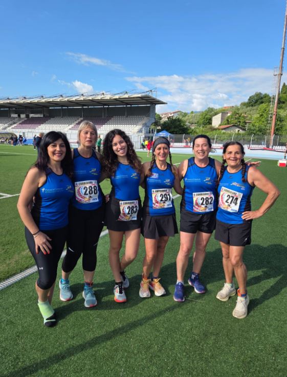 Atleti in gara al Trofeo Sant’Ambrogio 2025 a Ferentino con i Top Runners Castelli Romani durante una corsa podistica su strada
