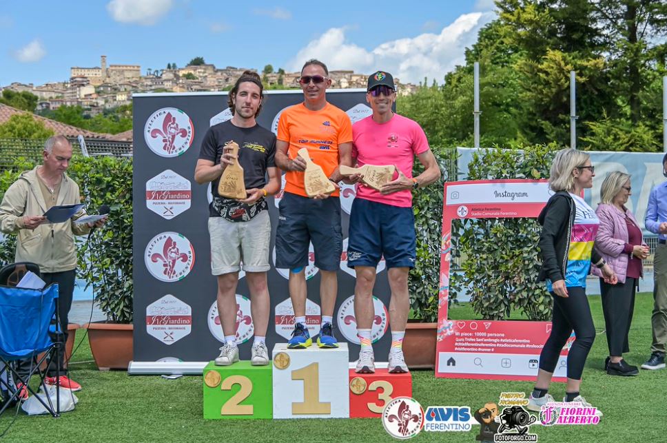 Atleti in gara al Trofeo Sant’Ambrogio 2025 a Ferentino con i Top Runners Castelli Romani durante una corsa podistica su strada