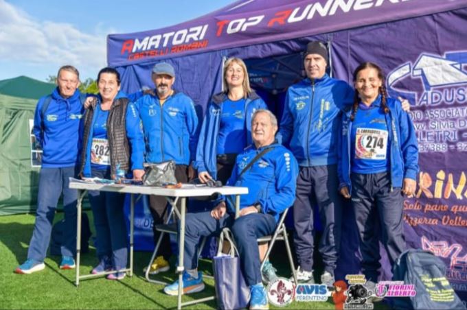 Atleti in gara al Trofeo Sant’Ambrogio 2025 a Ferentino con i Top Runners Castelli Romani durante una corsa podistica su strada