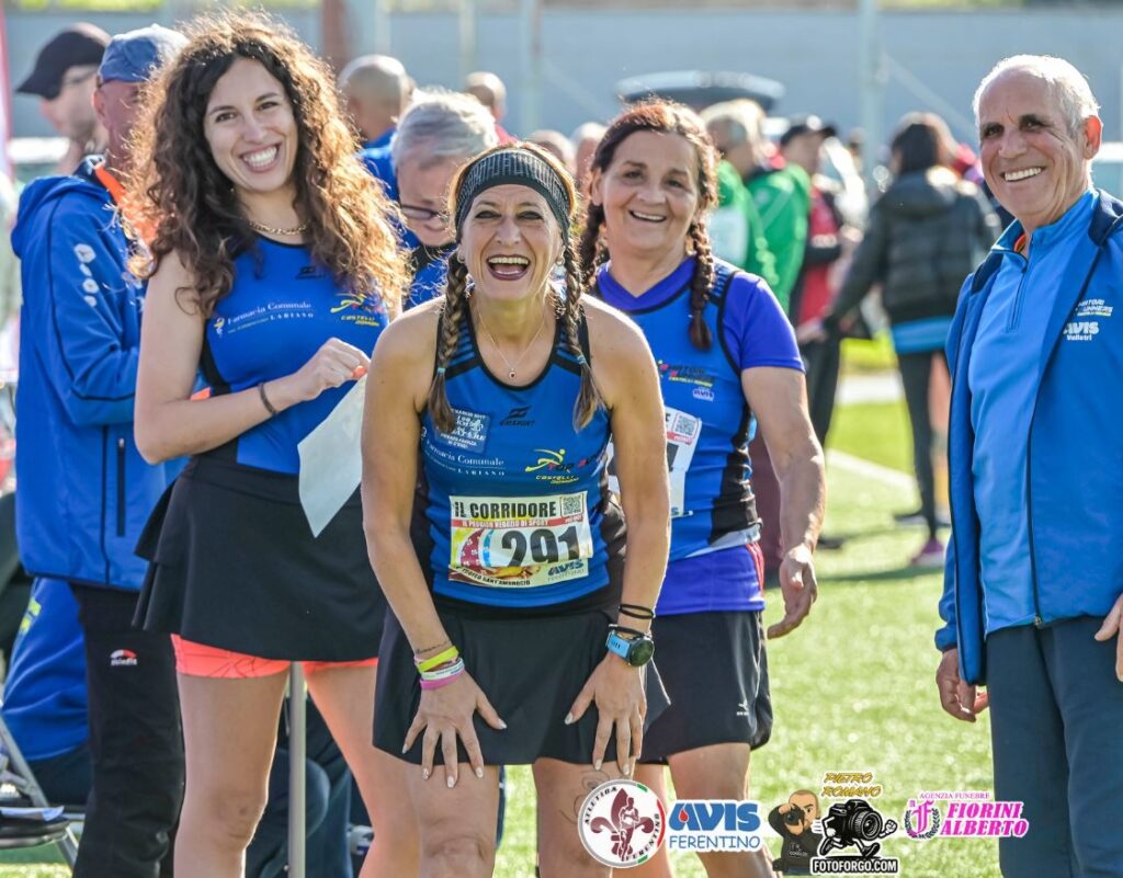 Atleti in gara al Trofeo Sant’Ambrogio 2025 a Ferentino con i Top Runners Castelli Romani durante una corsa podistica su strada