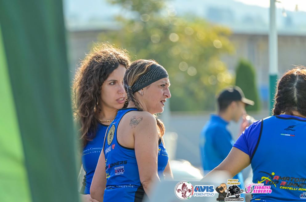 Atleti in gara al Trofeo Sant’Ambrogio 2025 a Ferentino con i Top Runners Castelli Romani durante una corsa podistica su strada