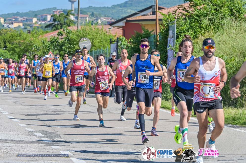 Atleti in gara al Trofeo Sant’Ambrogio 2025 a Ferentino con i Top Runners Castelli Romani durante una corsa podistica su strada