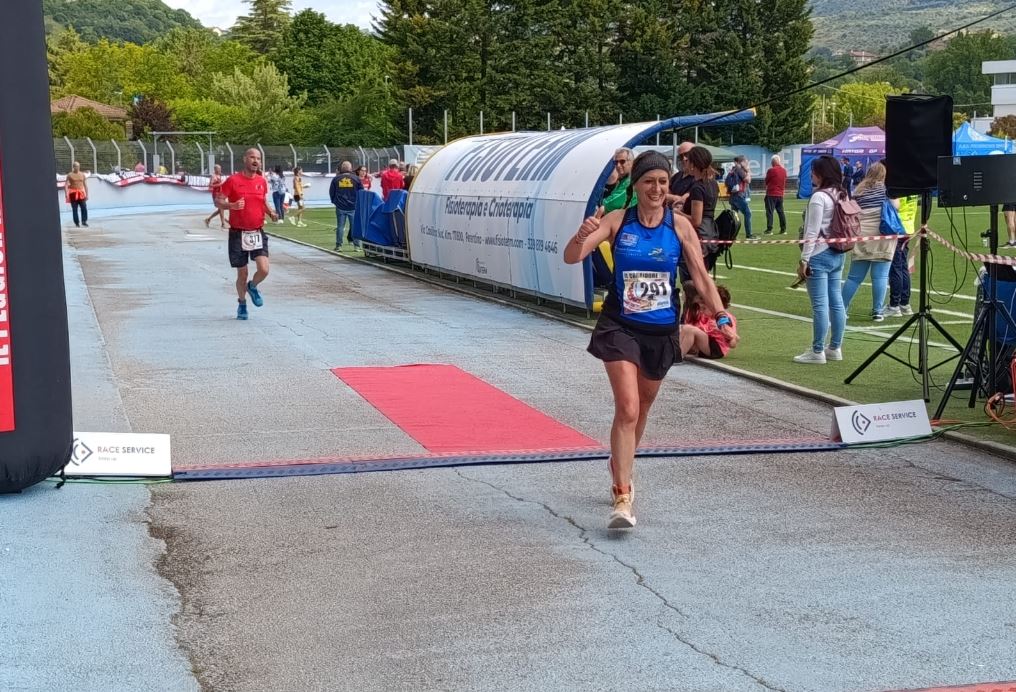Atleti in gara al Trofeo Sant’Ambrogio 2025 a Ferentino con i Top Runners Castelli Romani durante una corsa podistica su strada