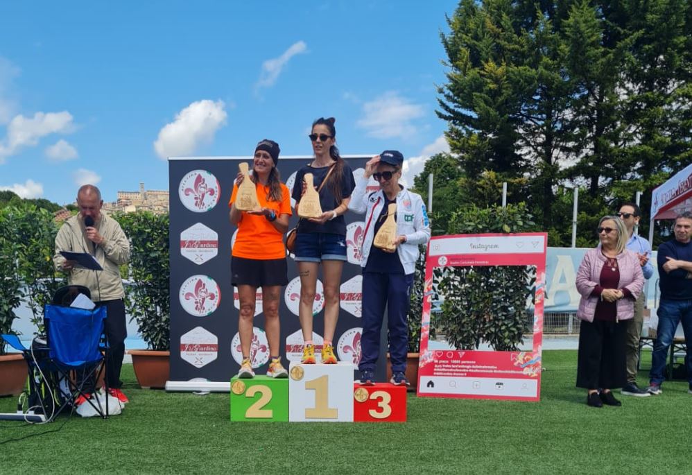 Atleti in gara al Trofeo Sant’Ambrogio 2025 a Ferentino con i Top Runners Castelli Romani durante una corsa podistica su strada