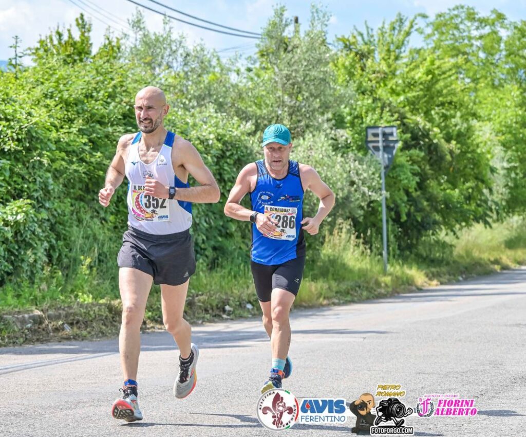 Atleti in gara al Trofeo Sant’Ambrogio 2025 a Ferentino con i Top Runners Castelli Romani durante una corsa podistica su strada