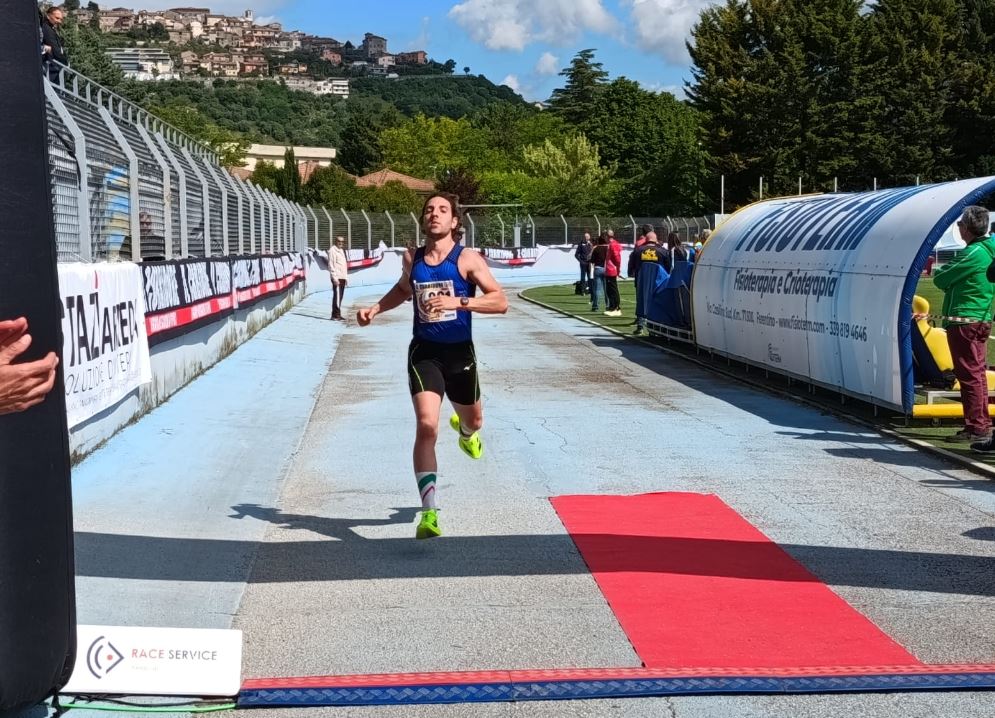 Atleti in gara al Trofeo Sant’Ambrogio 2025 a Ferentino con i Top Runners Castelli Romani durante una corsa podistica su strada