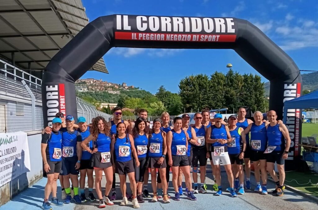 Atleti in gara al Trofeo Sant’Ambrogio 2025 a Ferentino con i Top Runners Castelli Romani durante una corsa podistica su strada