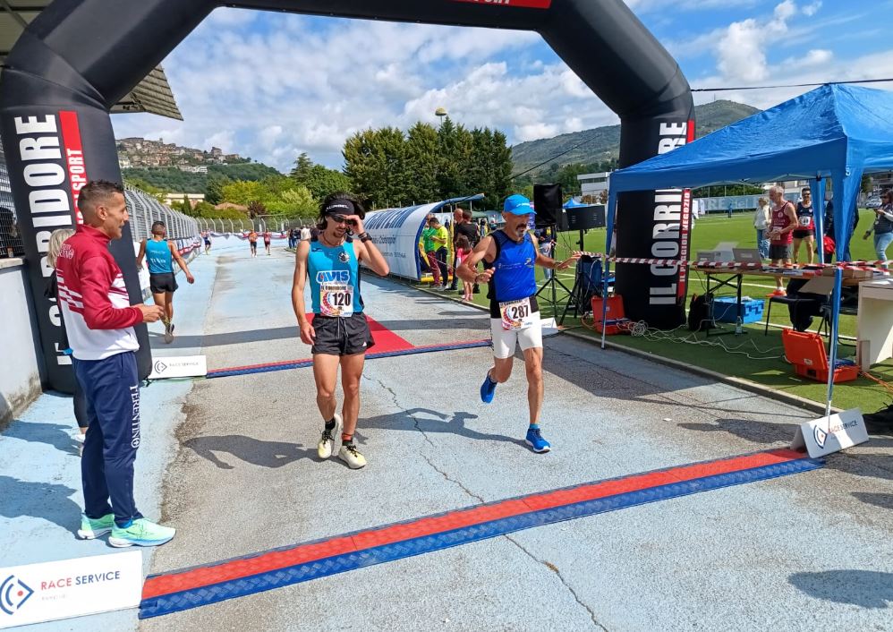 Atleti in gara al Trofeo Sant’Ambrogio 2025 a Ferentino con i Top Runners Castelli Romani durante una corsa podistica su strada