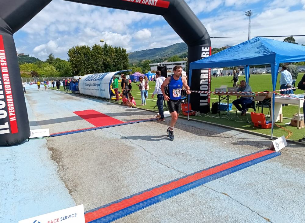 Atleti in gara al Trofeo Sant’Ambrogio 2025 a Ferentino con i Top Runners Castelli Romani durante una corsa podistica su strada