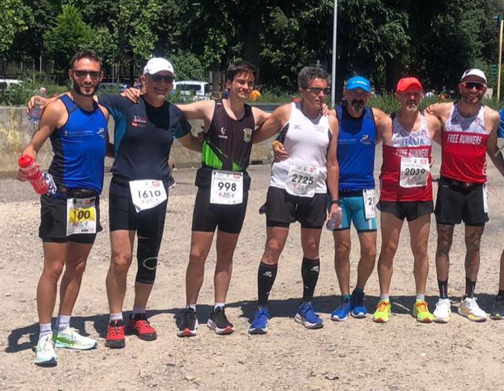 Foto di gruppo di D'Ortona e Giansante con gli amici delle altre squadre