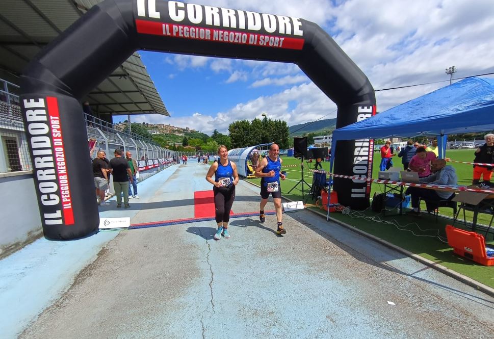 Atleti in gara al Trofeo Sant’Ambrogio 2025 a Ferentino con i Top Runners Castelli Romani durante una corsa podistica su strada