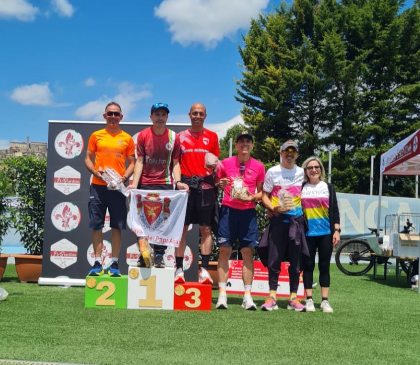 Atleti in gara al Trofeo Sant’Ambrogio 2025 a Ferentino con i Top Runners Castelli Romani durante una corsa podistica su strada