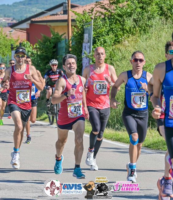 Atleti in gara al Trofeo Sant’Ambrogio 2025 a Ferentino con i Top Runners Castelli Romani durante una corsa podistica su strada