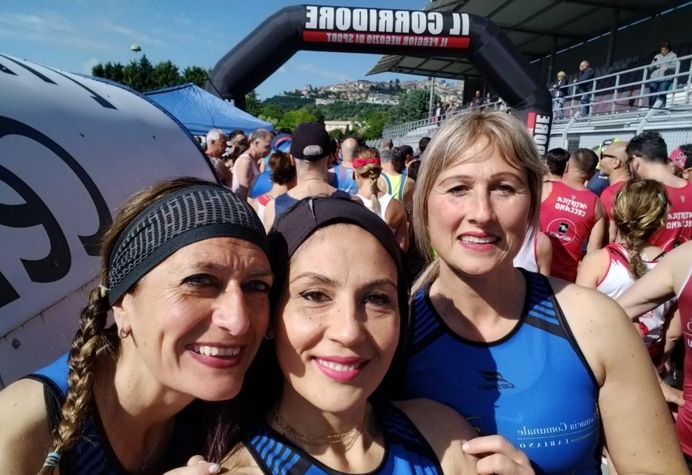 Atleti in gara al Trofeo Sant’Ambrogio 2025 a Ferentino con i Top Runners Castelli Romani durante una corsa podistica su strada