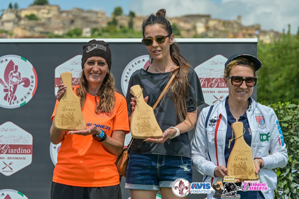 Atleti in gara al Trofeo Sant’Ambrogio 2025 a Ferentino con i Top Runners Castelli Romani durante una corsa podistica su strada