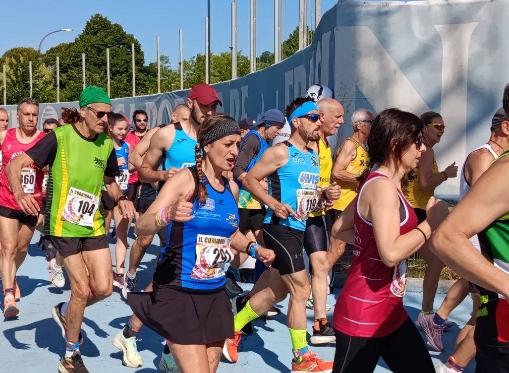 Atleti in gara al Trofeo Sant’Ambrogio 2025 a Ferentino con i Top Runners Castelli Romani durante una corsa podistica su strada