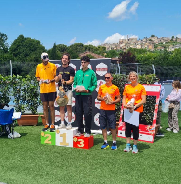 Atleti in gara al Trofeo Sant’Ambrogio 2025 a Ferentino con i Top Runners Castelli Romani durante una corsa podistica su strada