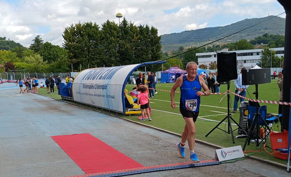 Atleti in gara al Trofeo Sant’Ambrogio 2025 a Ferentino con i Top Runners Castelli Romani durante una corsa podistica su strada