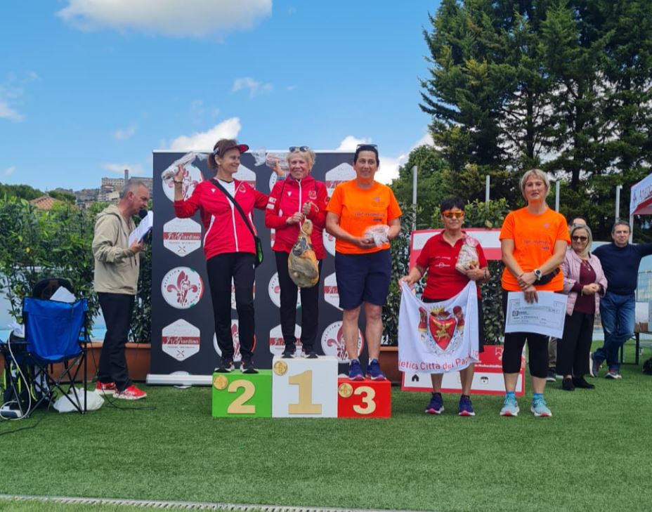 Premiazione Atleti in gara al Trofeo Sant’Ambrogio 2025 a Ferentino con i Top Runners Castelli Romani durante una corsa podistica su strada