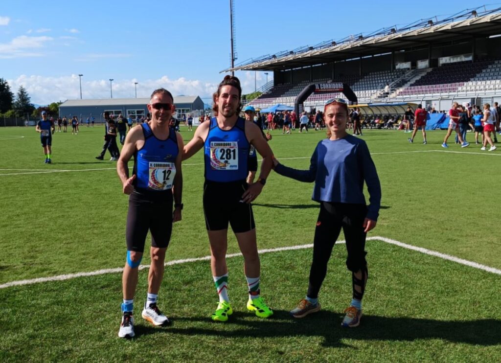 Atleti in gara al Trofeo Sant’Ambrogio 2025 a Ferentino con i Top Runners Castelli Romani durante una corsa podistica su strada