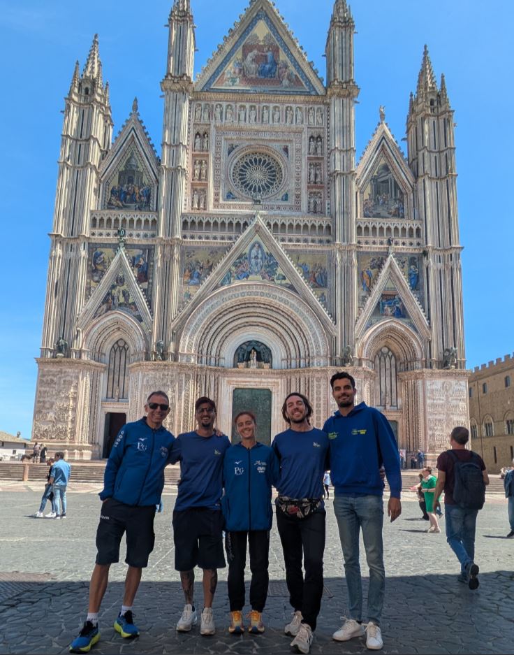 Foto di gruppo di Marco Quaglia, Gian Paolo Giammatteo, Angela Mattevi, Federico Cellucci e Alessandro De Vitis al Duomo di Orvieto - 5 km FIDAL Memorial Luca Coscioni