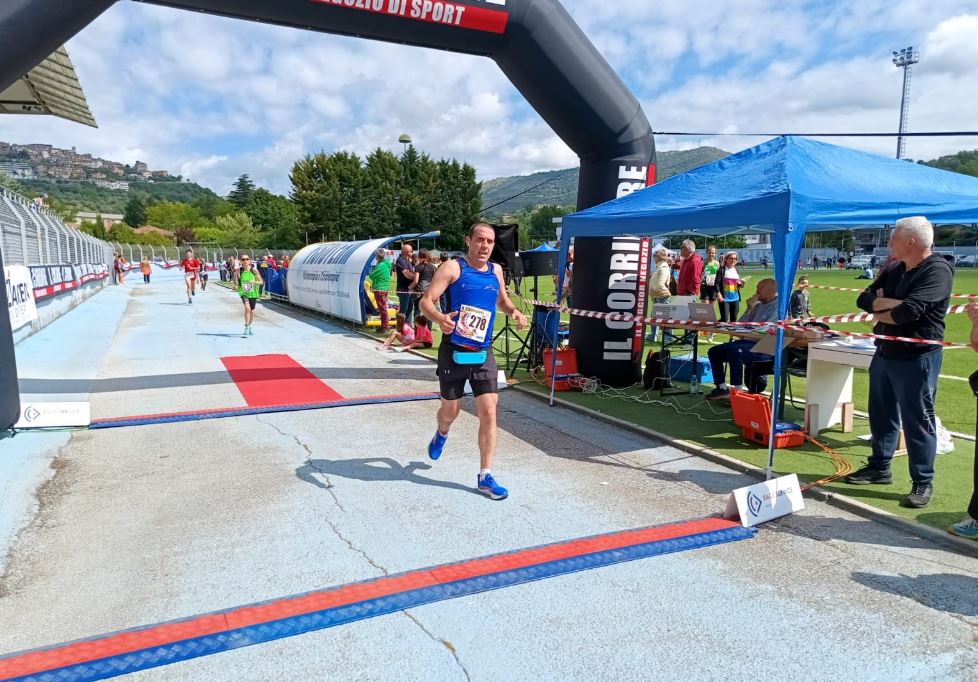 Premiazione Atleti in gara al Trofeo Sant’Ambrogio 2025 a Ferentino con i Top Runners Castelli Romani durante una corsa podistica su strada