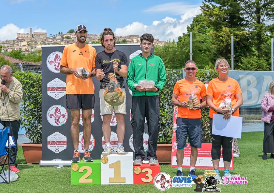 Atleti in gara al Trofeo Sant’Ambrogio 2025 a Ferentino con i Top Runners Castelli Romani durante una corsa podistica su strada