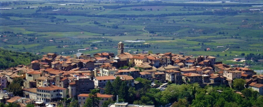 Veduta aerea della Città di Cori con il centro storico, i tetti delle abitazioni e le strade