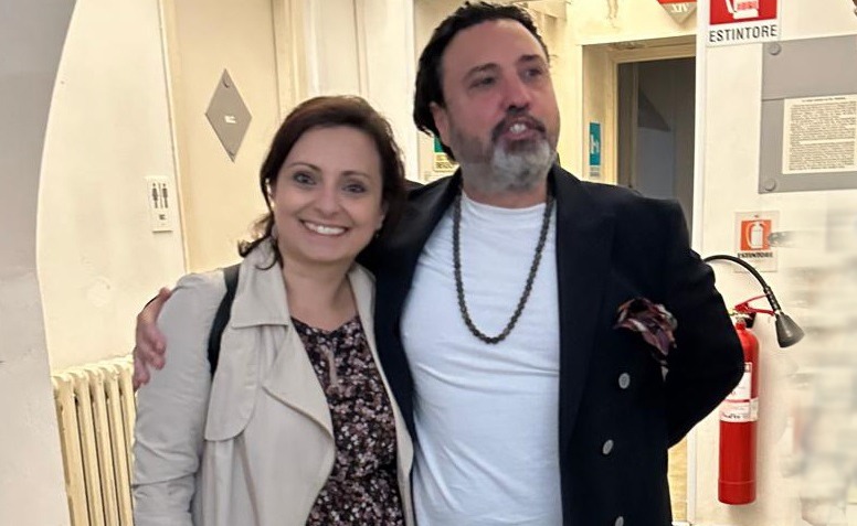 L’assessora Cristina Casella con il curatore d’arte Luca Rondoni alla mostra Liuthery – L’occhio ascolta ad Albano