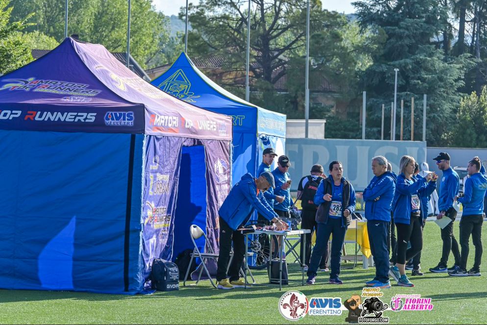 Atleti in gara al Trofeo Sant’Ambrogio 2025 a Ferentino con i Top Runners Castelli Romani durante una corsa podistica su strada