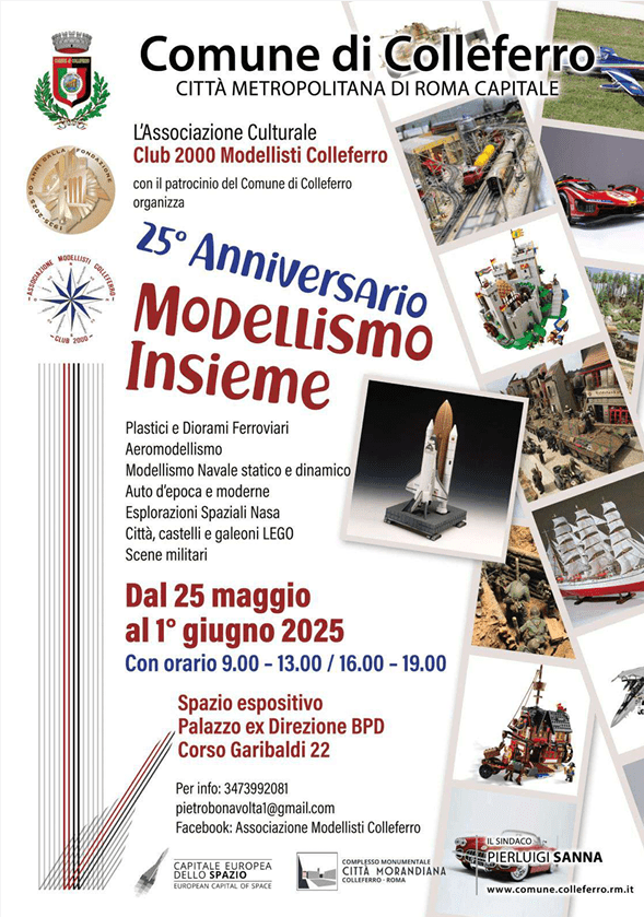 Locandina ufficiale della mostra di modellismo e collezionismo a Colleferro, 25 maggio - 1 giugno 2025, organizzata dal Club 2000 Modellisti per celebrare 25 anni di attività, con immagini di plastici ferroviari, aeromodelli e creazioni LEGO.