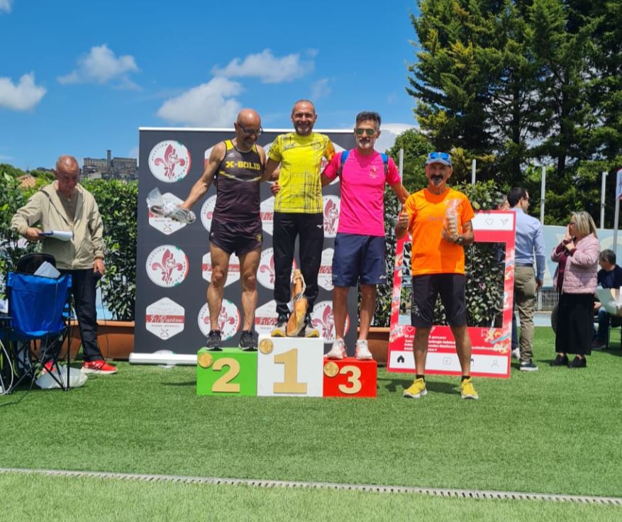 Premiazione Atleti in gara al Trofeo Sant’Ambrogio 2025 a Ferentino con i Top Runners Castelli Romani durante una corsa podistica su strada