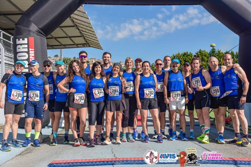 Premiazione Atleti in gara al Trofeo Sant’Ambrogio 2025 a Ferentino con i Top Runners Castelli Romani durante una corsa podistica su strada