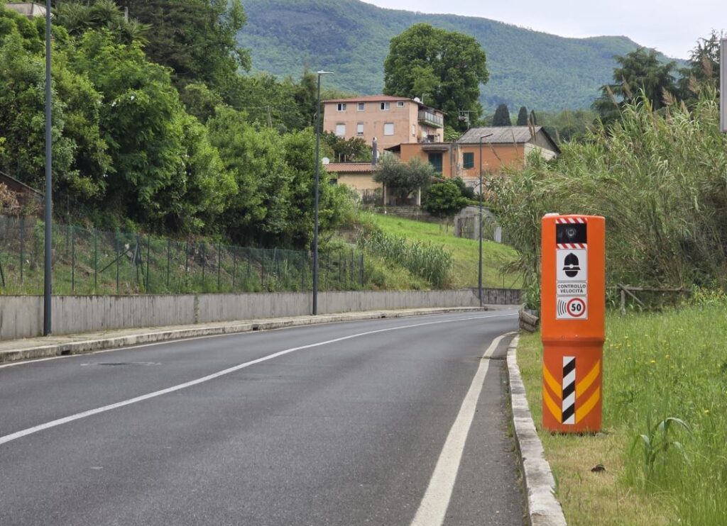 Velobox installato su strada urbana a Velletri per il controllo della velocità e la sicurezza stradale, visibile sia di giorno che di notte.
