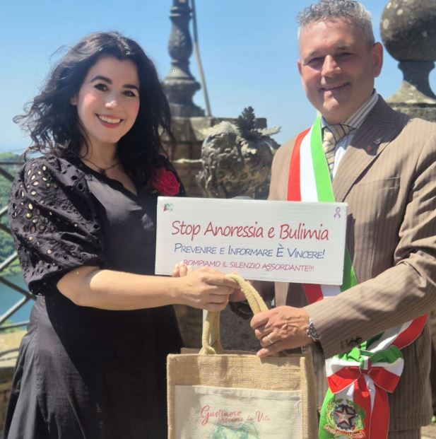 Alla Sagra delle Fragole di Nemi Nadia Accetti consegna al Sindaco Bertucci il Cestino della Salute