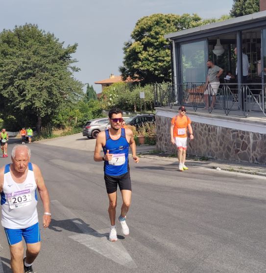 Il podista dei Top Runners Castelli Romani, Alessandro De Vitis, durante la Palestrina Archeologica 2025