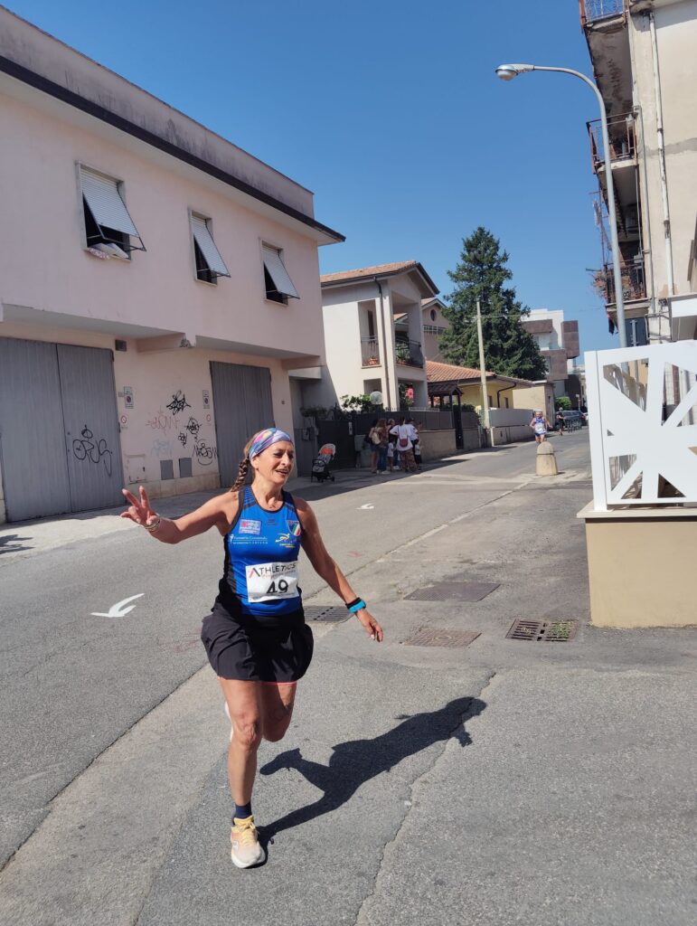 L'atleta Emanuela Moauro durante la 37ª edizione della storica corsa podistica 'Attraverso i Cantoni' di Cisterna di Latina