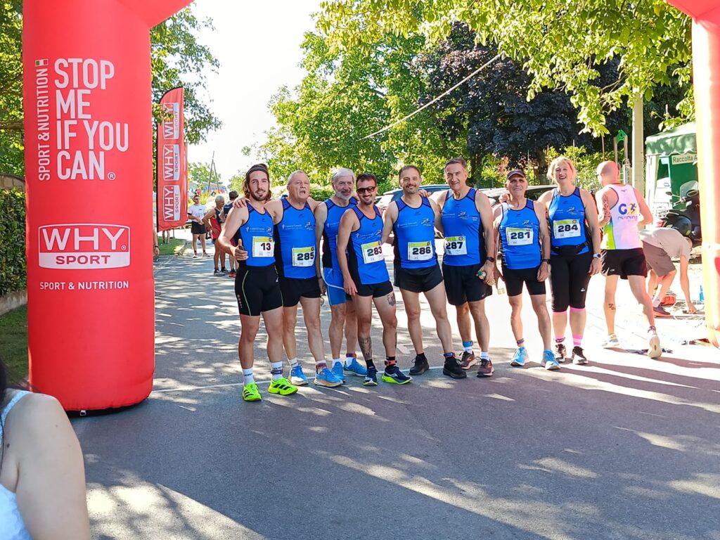 Foto di gruppo Top Runners Castelli Romani alla Maratonina della Lumaca 2025 di Valmontone