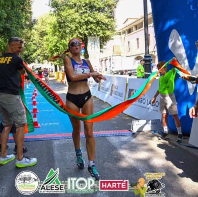 Angela Mattevi dei Top Runners Castelli Romani taglia il traguardo della Palestrina Archeologica 2025. Foto by Fotoforgo