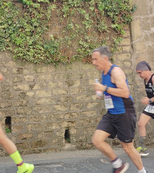 Marco Muscedere dei Top Runners Castelli Romani durante la Palestrina Archeologica 2025