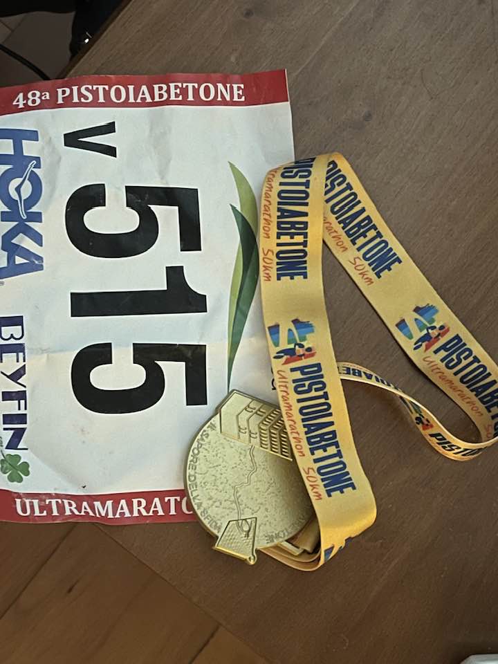 Medaglia e Pettorale di Gianni Giansante dei Top Runners Castelli Romani Pistoia-Abetone Ultramarathon
