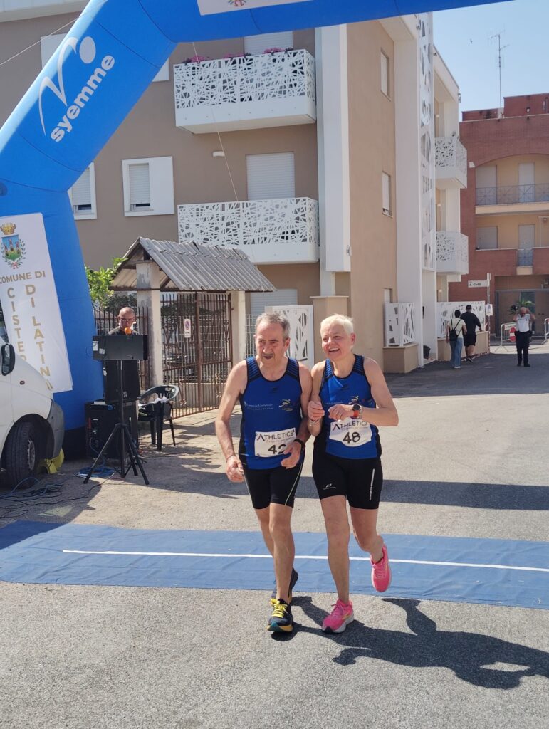 Renato Colò e Brunella Messori mentre tagliano il traguardo