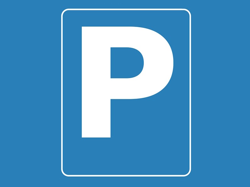 Parcheggi pubblici riqualificati con aree verdi e punti di ricarica elettrica.