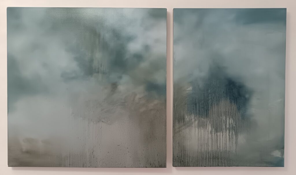 Mostra “Nuvole, Sturm und Drang” di Alessandra Cerini a Velletri, opere con atmosfere poetiche e cieli interiori.
