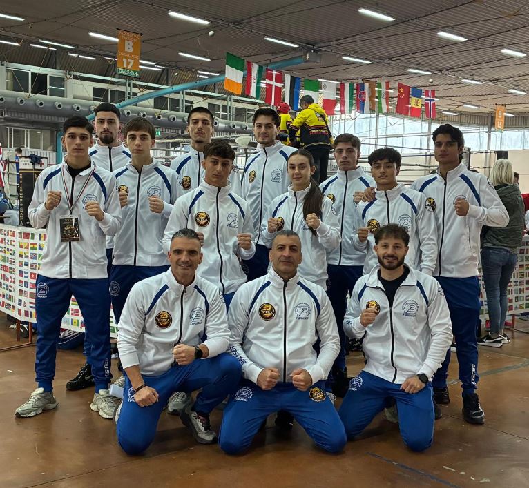 Alessio Lazzari festeggia il doppio titolo mondiale K-1 e Low Kick -60 kg a Marina di Carrara